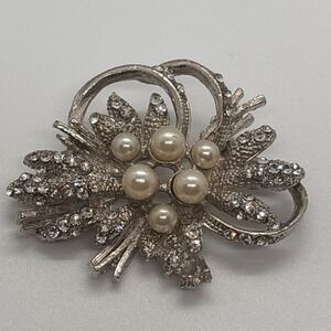 Sparkling Rhinestone Pearl Brooch Flower Design Silver Tone Pin